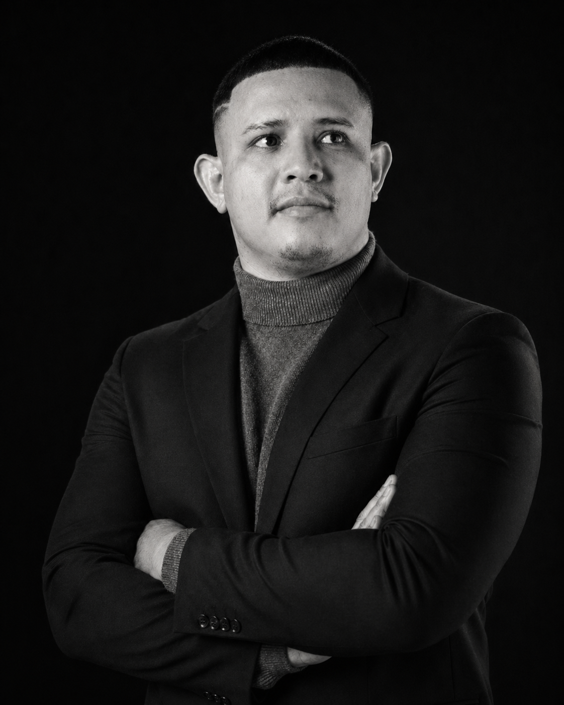Abraham Hernández, desarrollador web en Nicaragua, con saco en retrato de portada