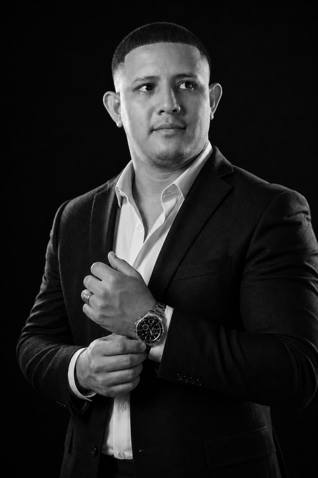 Abraham Hernández ajustando el reloj en retrato profesional