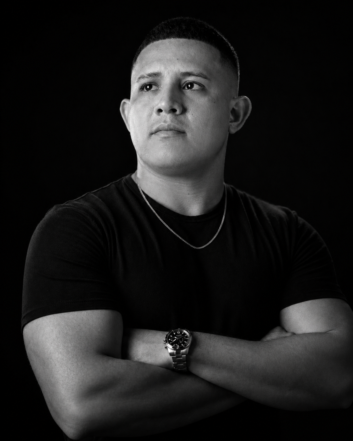 Abraham Hernández con camiseta negra en retrato profesional