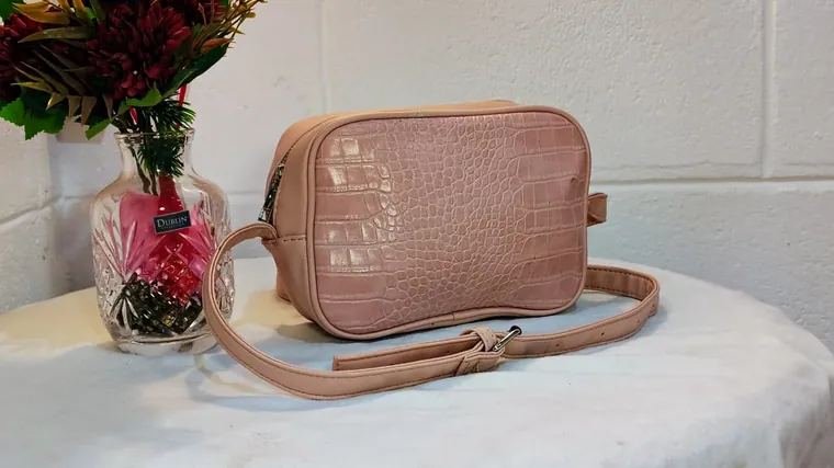 Cartera moderna casual disponible en Variedades Nora Nicaragua
