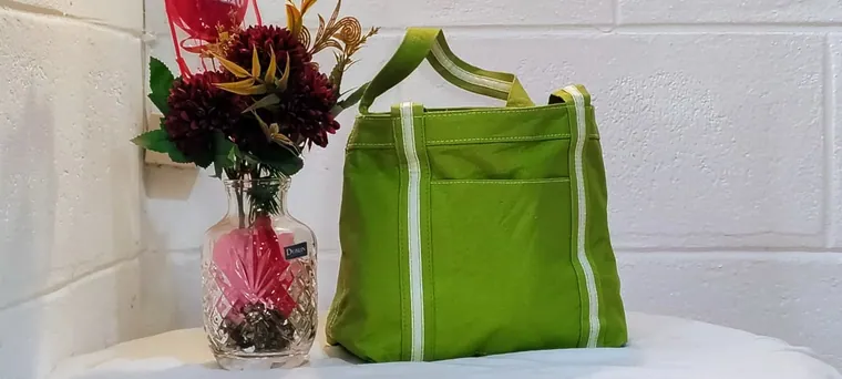Cartera compacta con textura disponible en Variedades Nora Nicaragua