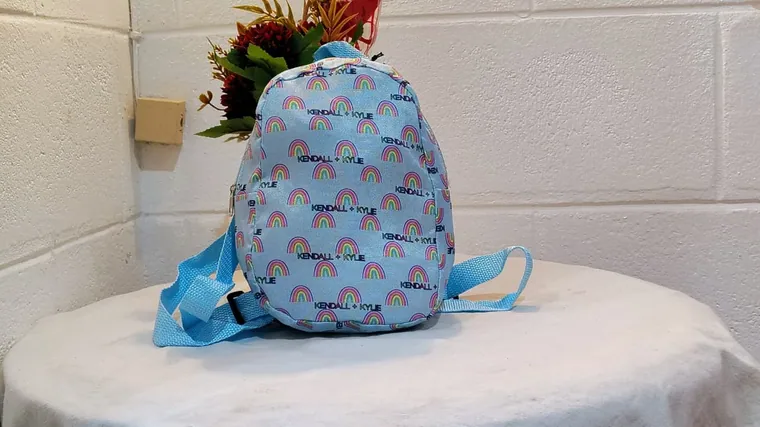 Mochila juvenil para uso diario disponible en Variedades Nora Nicaragua